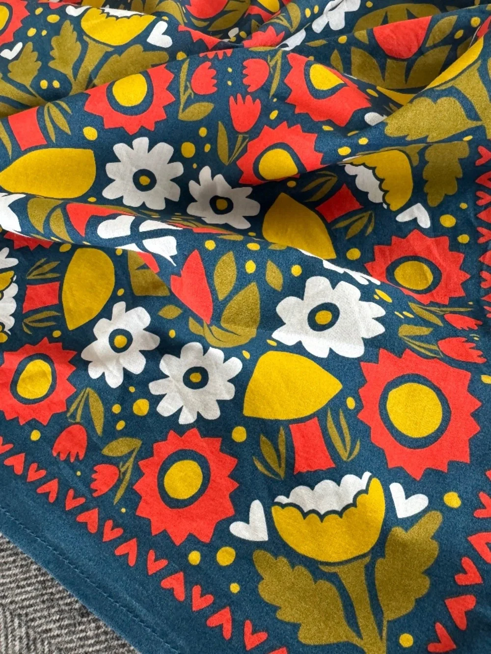 NWT, HANKER BANDANA IN DARLING, COLORFUL FLORAL PRINT!